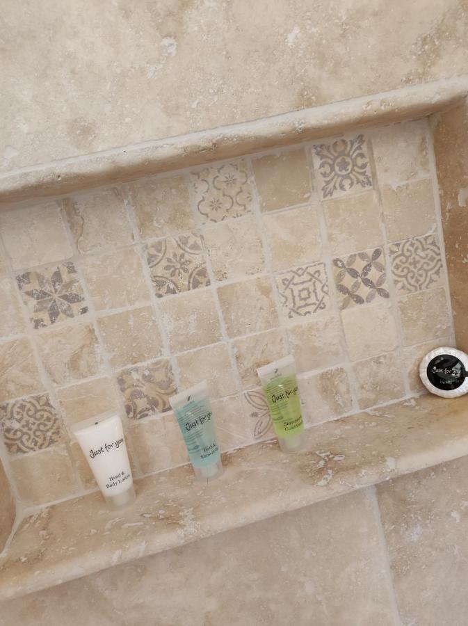 Magnifique petite villa avec jacuzzi l'attrape rêve Les Plantiers Extérieur photo